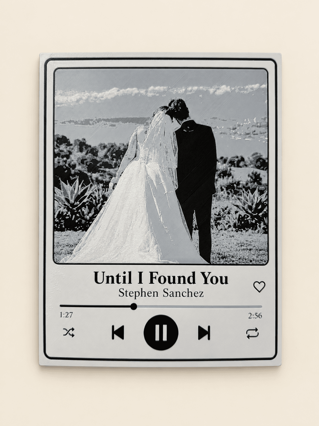 Quadro impresso com fotografia de um casal e música Until I Found You, sobre fundo bege liso